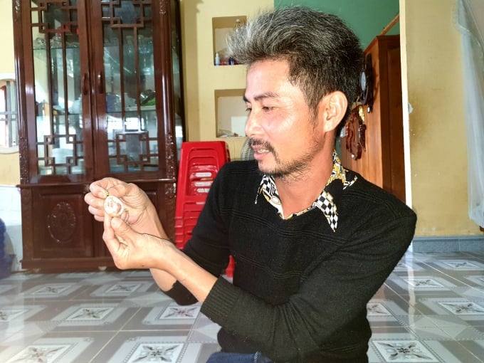 10380772anh_tuan_ben_vien_ngoc_tu_nhien_duoc_tan-103807.jpg Anh Tuấn bên viên ngọc tự nhiên được tặng.