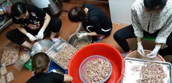 1627015591286845_799204647268841_398570018721234944_n-162701.jpg Các cô giáo trường mầm non tư thục “Vầng trăng của bé” bóc tôm hàng ngày.