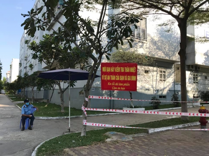 Mỗi khu dân cư có biện pháp phòng chống Covid-19 riêng biệt. Ảnh: TH.
