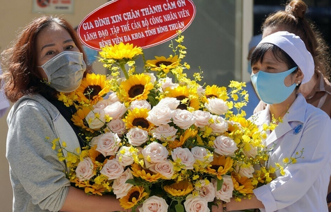 Bệnh nhân thứ 34 'siêu lây nhiễm' ngày xuất viện. Ảnh: VNE.