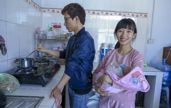 07370566a1-073705.jpg Nhiều gia đình duy trì thói quen nấu cả 3 bữa tại nhà trong đợt cách ly. Ảnh: Unicef.