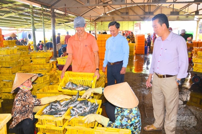 watermark_ban-quan-ly-cang-ca-kiem-tra-tuyen-truyen-nhac-nho-nguoi-dan-tai-cang-ca-my-tho-2149_20200401_837.jpg Ban quản lý cảng cá kiểm tra, tuyên truyền nhắc nhở tiểu thương, ngư dân tại cảng cá Mỹ Tho. Ảnh: Trọng Linh.