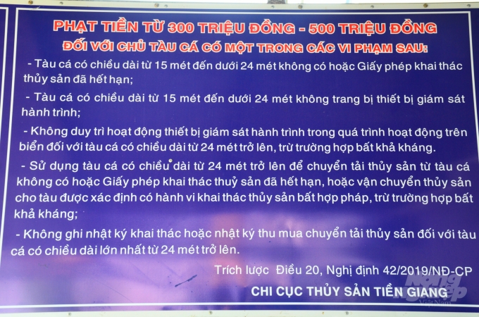 watermark_bang-tuyen-truyen-ve-luat-thuy-san-2017-cua-chi-cuc-thuy-san-tien-giang-2150_20200401_620.jpg Bảng tuyên truyền về Luật thuỷ sản 2017 của Chi cục thuỷ sản Tiền Giang. Ảnh: Trọng Linh.