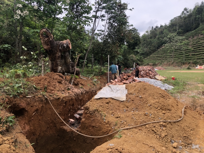 Hố móng cổng vào nghĩa trang thôn Cốc Lầy - Làng Ói chờ đặt cốt thép. Ảnh: HĐ.