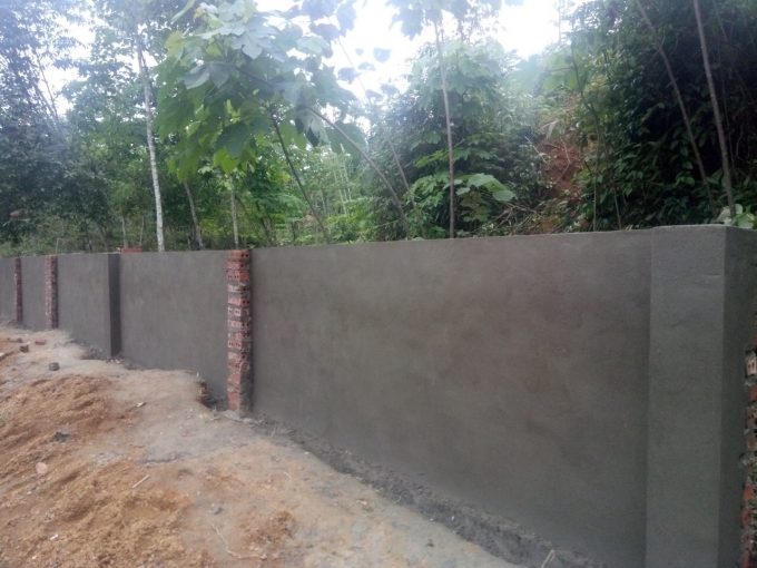 Sau vài ngày Báo NNVN lên tiếng, tường của nghĩa trang thôn Cốc Lầy - Làng Ói được xây, trát xong. Ảnh: HĐ.