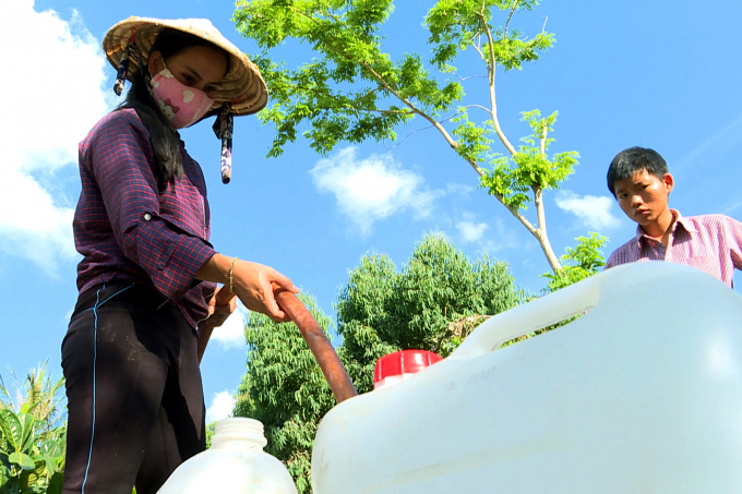 0831598anh_nguoi_dan_lang_ro_xa_dong_phai_di_xin_o_nhung_lang_ke_ben_tung_can_nuoc_ve_dun-083159.jpg Người dân làng Rõ (xã Đông) phải đi xin ở những làng kế bên từng can nước về dùng