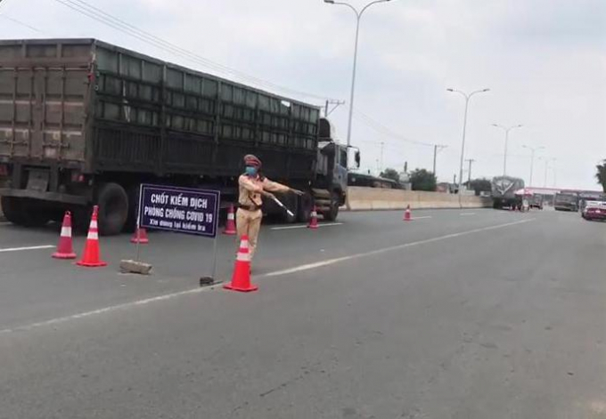 Việt Nam đang rất thành công trong phòng chống dịch Covid-19 là nhờ vào cuộc quyết liệt ngay từ đầu, kiểm soát nghiêm ngặt. Trong ảnh: Chốt kiểm soát dịch trên QL13, thuộc địa bàn huyện Chơn Thành, tỉnh Bình Phước. Ảnh: Phúc Lập.