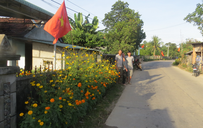 08073575xq-3-080735.jpg Đường hoa thôn Thạnh Đức, xã Xuân Quang 3 (huyện Đồng Xuân).