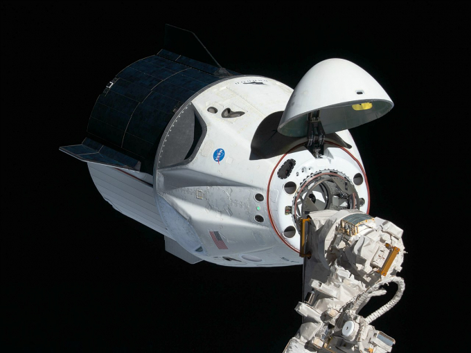 13023184anh-2-130231.jpg Tàu Dragon C201 tiếp cận ISS hồi tháng 3/2019 trong vụ phóng thử nghiệm SpaceX Demo-1. Ảnh: NASA.