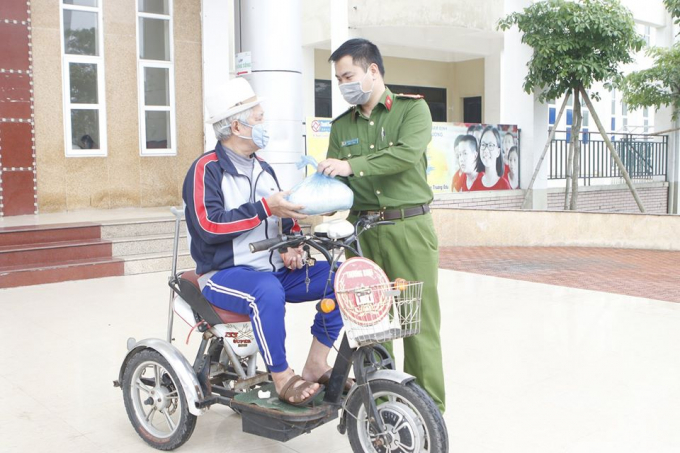 Những trường hợp gặp khó khăn trong quá trình lên nhận gạo, lực lượng chức năng sẽ giúp đỡ tận tình. Ảnh: An Lãng.