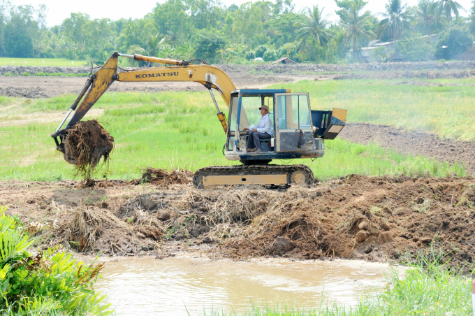 Đồng Tháp hiện có 833 công trình kênh trục, kênh dẫn nước tạo nguồn bằng đất, năng lực phục vụ 485.132 ha diện tích sản xuất nông nghiệp và nuôi trồng thủy sản, với chiều dài khoảng 4.073 km. Ảnh: Đào Chánh.