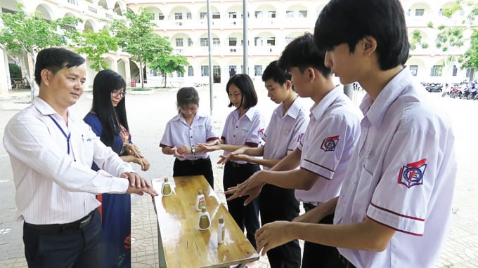 Dịch Covid- 19 dường như làm 'phá sản' chương trình dạy và học vốn đã thành nền nếp trước đây.