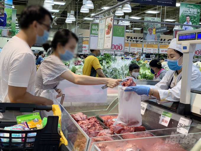 Lựa chọn thực phẩm an toàn tại các hệ thống siêu thị hiện đại. Ảnh: Đức Nhiên.