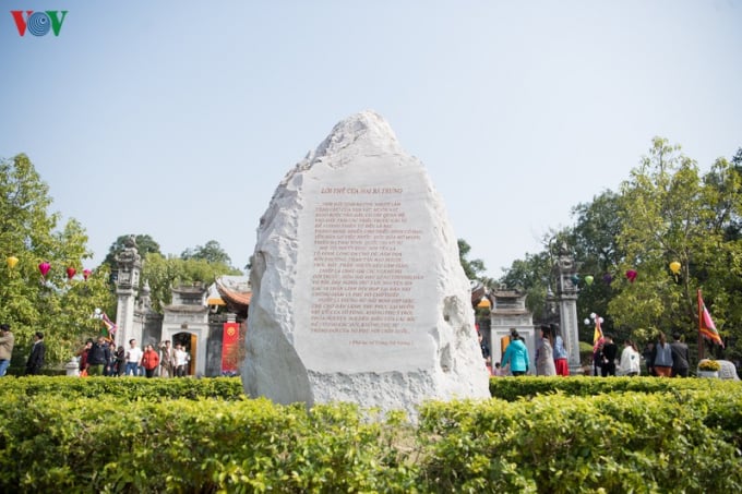 nang-nghia-ha-loi-1218_20200423_829.jpg Trong số hơn 100 nơi thờ Hai Bà Trưng và các tướng lĩnh ở 9 tỉnh và thành phố trên cả nước, đền thờ Hai Bà Trưng ở thôn Hạ Lôi, xã Mê Linh, huyện Mê Linh, Hà Nội có ý nghĩa đặc biệt quan trọng. Bởi đây là quê hương, nơi lưu lại dấu tích của Hai Bà Trưng từ thời thơ ấu, trưởng thành, phất cờ khởi nghĩa giành thắng lợi, xưng Vương và định đô. Ảnh: VOV.
