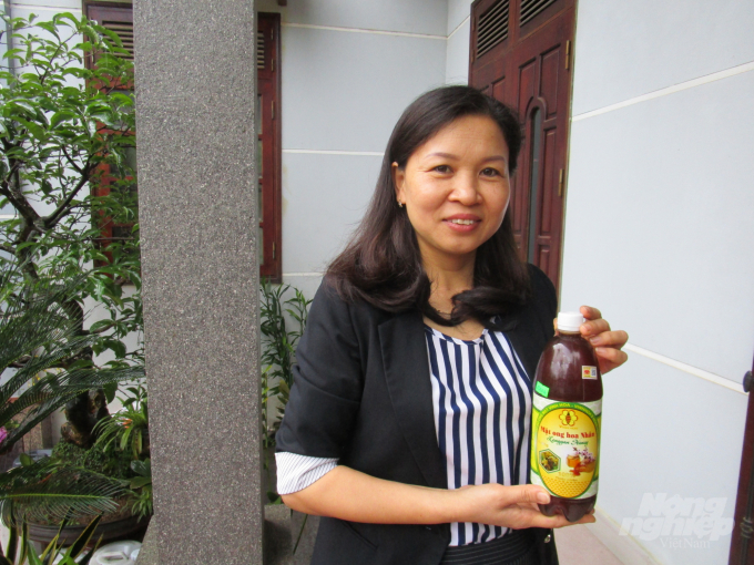 Chị Chu Thị Vinh tự hào giới thiệu sản phẩm của mình. Ảnh: Hồng Đạt.