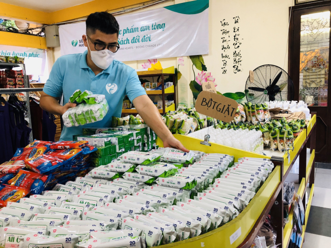 Nhân viên của Siêu thị 0 đồng đang sắp xếp hàng hóa phục vụ người dân đến 'mua sắm'. Ảnh: MV.