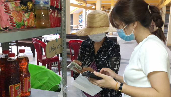 Người dân rất cảm động khi được mua sắm miễn phí tại diêu thị 0 đồng. Ảnh: MV.