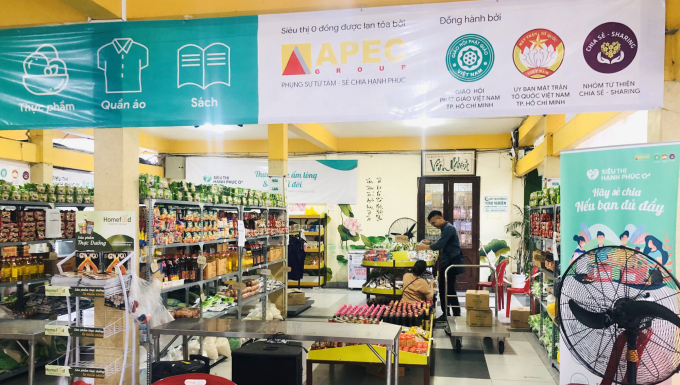 Siêu thị 0 đồng phục vụ người dân nghèo mùa dịch Covid-19 tại Quận 3, TP.HCM. Ảnh: MV.