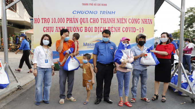 11372148_mg_0079-113721.jpg Trao quà cho thanh niên công nhân có hoàn cảnh khó khăn.