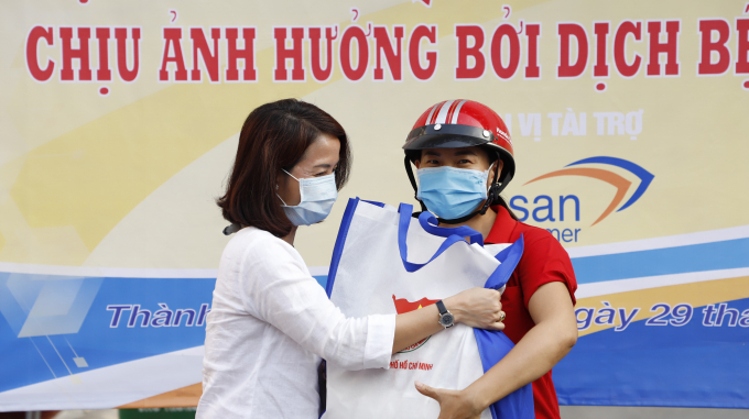 11372185mg-0063-113721.jpg Mỗi công nhân nhận được 1 phần nhu yếu phẩm gồm gạo và mì ăn liền. Trong dịp này, có 10.000 phần quà được trao tặng, tổng trị giá hơn 1 tỷ đồng.