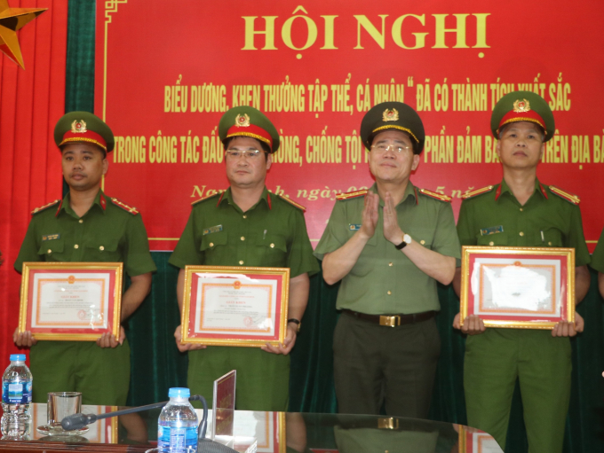 anh-2245_20200506_192.jpg Chiều ngày 6/5, Giám đốc Công an tỉnh Nam Định tặng bằng khen cho các tập thể, cá nhân hoàn thành xuất sắc nhiệm vụ. Ảnh: An Lãng.