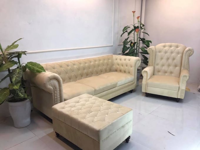 1117042bo_ghe_sofa_thanh_pham-111704.jpg Bộ salon do các tay thợ làng nghề Hữu Bằng sản xuất.