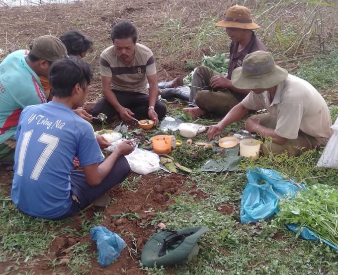 Bữa cơm đạm bạc đẫm nhọc nhằn của những người thợ đào giếng.