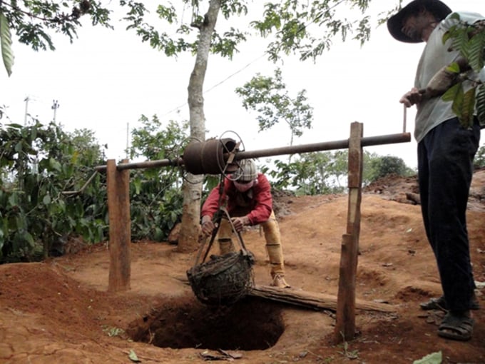 Sau khi đào được một phần giếng, cần đóng cổ giếng để đất trên miệng giếng không sụp xuống bất ngờ.