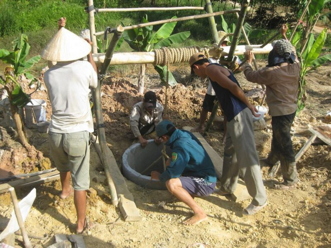 Nghề đào giếng vất vả, nguy hiểm nhưng thu nhập cũng không đáng là bao.