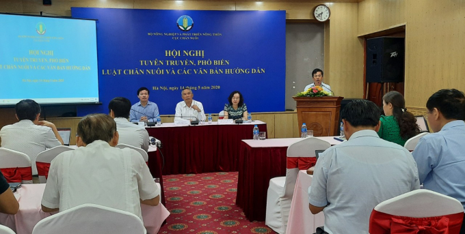 chan-nuoi-luat-1014_20200514_560.jpg Hội nghị tuyên truyền, phổ biến Luật Chăn nuôi diễn ra trong 02 ngày 14 và 15/5 với khoảng 200 đại biểu tham dự. Ảnh: Nhật Quang.