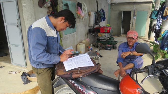 Anh Nguyễn Viết Hùng ghi chép, theo dõi chỉ tiêu cám heo một cách cẩn thận. Ảnh: Mạnh Hoài Nam.