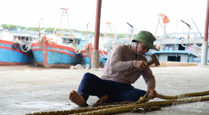 watermark_thuy-san-khai-thac-san-sang-xuat-chinh-ngach-trung-quoc-2301_20200520_793.jpg Ngư dân Quảng Ngãi sửa chữa ngư cụ trong thời gian tạm nghỉ khai thác. Ảnh: Kế Toại.
