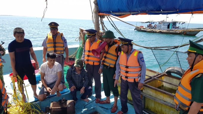 0ac23972b1874bd91296-1755_20200527_952.jpg Tàu cá TH 93379TS ngang nhiên thách thức lực lượng chức năng khi bị phát hiện khai thác thủy sản hủy diệt. Ảnh: Việt Khánh.