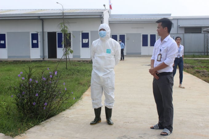ho-quang-gui-bai-cum-trang-trai-chan-nuoi-chuyen-cong-tac-cua-thu-truong-2113_20200527_767.jpg Thứ trưởng Phùng Đức Tiến (mặc đồ bảo hộ) chuẩn bị vào thăm trại lợn. Ảnh: Hồ Quang.
