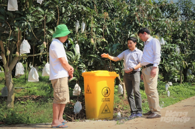 Cán bộ Cục BVTV và Tổ chức CropLife Việt Nam hướng dẫn người dân thu gom bao bì thuốc BVTV sau khi sử dụng. Ảnh: Phạm Hiếu.