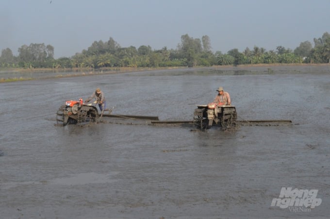 Nông dân Hậu Giang trong vùng dự án VnSAT sử dụng cơ giới hóa khâu làm đất để chuẩn bị xuống giống lúa vụ hè thu 2020. Ảnh: Trung Chánh.