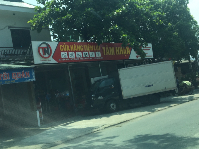 Nhà của ông Nguyễn Xuân Tâm, Chủ tịch UBND xã Hiệp Thuận, chờm ra bám sát mặt đê.