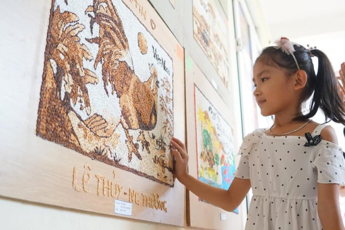 fb_img_1592139448343-1951_20200614_117.jpg Một khách hàng nhí yêu tranh. Ảnh: Phạm Đức.