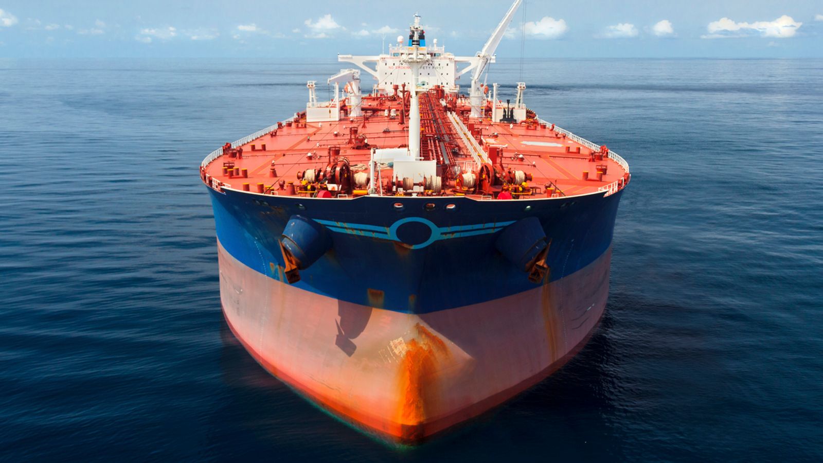 skynews-oil-tanker-ship_5004362-1539_20200612_458.jpg Một điều kỳ lạ đã xảy ra với tàu chở dầu di chuyển gần Cape Town, Nam Phi, ngày 31/5/2020. Ảnh: Sky News.