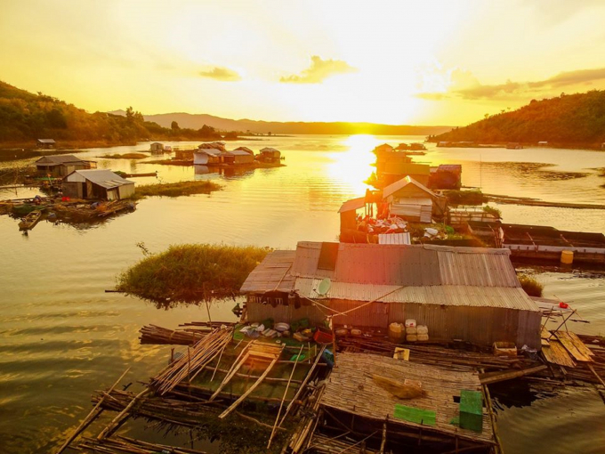 185122791-185122.jpg Chiều về, những cư dân xóm lòng hồ lại đi xuồng về nhà ở trên bờ.