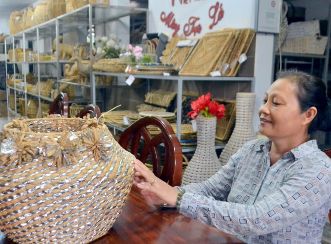 555-1135_20200611_418.jpg Các sản phẩm làm ra được nghệ nhân trau chuốt trước khi xuất xưởng. Ảnh: Trần Trung.