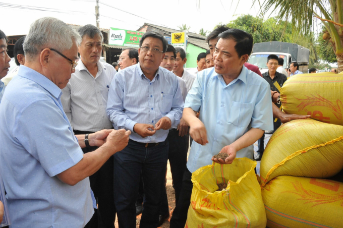 bao-nnvn-la-mot-kenh-thong-tin-hieu-qua-kip-thoi-1244_20200616_870.jpg Các cơ quan truyền thông trong đó có Báo NNVN đã tuyên truyền vụ đông xuân 2020 vượt qua khó khăn. (Trong ảnh: Bộ trưởng Nguyễn Xuân Cường và đoàn công tác Bộ NN-PTNT kiểm tra lúa đông xuân tại ĐBSCL tháng 4/2020). Ảnh: Lê Hoàng Vũ.