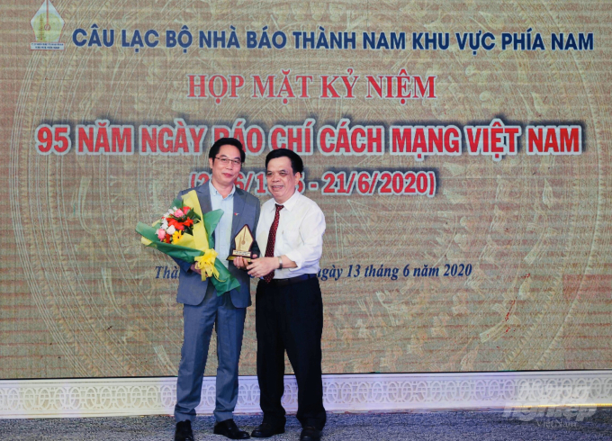 watermark_8-1145_20200615_187.jpg PGS.TS Nguyễn Tất Viễn, Chủ nhiệm CLB Nhà báo Thành Nam khu vực phía Nam, trao kỷ niệm chương cho nhà báo Trọng Ninh (trái) vì những đóng góp tích cực, cùng sáng tác 'Khúc ca người làm báo' dành cho CLB. Ảnh: Minh Sáng.