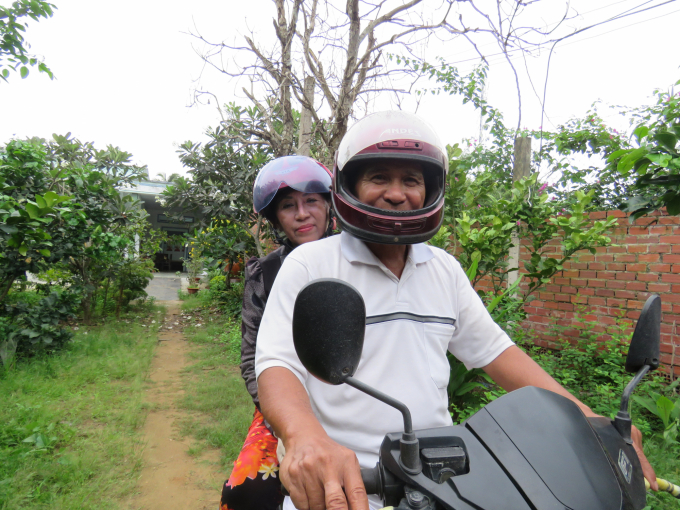 3-2010_20200611_35.jpg Ông Chín Chạy mỗi ngày đều đặn chở vợ đi lên trang trại cách nhà hơn 10 cây số để chăm đàn heo rừng. Ảnh: T.Phùng.
