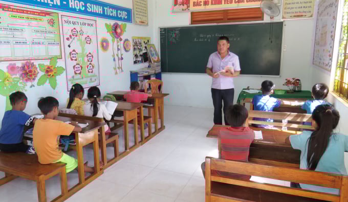 11-1155_20200611_848.jpg Lớp học ghép học sinh lớp 4 - 5 ở điểm trường bản Kè. Ảnh: T.Phùng.