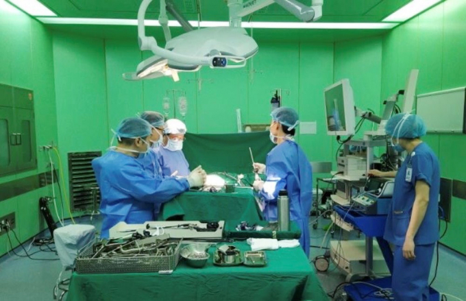 GS.TS.BS Trần Ngọc Sinh cùng ê-kíp ghép thận cho người bệnh. Ảnh: BVCC.