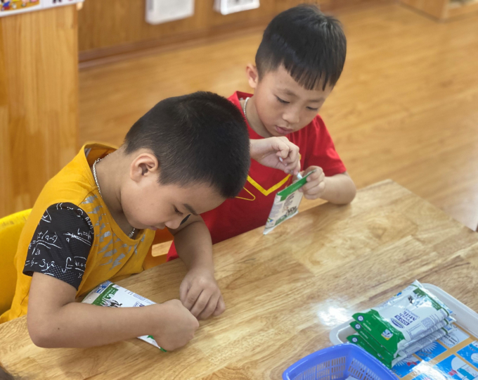 Các em nhỏ hình thành thói quen tự gấp vỏ hộp sữa sau khi uống và để vào nơi thu gom mà không cần sự giám sát của các cô.