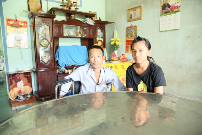 Cháu Lê Thị Nguyên Nhật, 12 tuổi, con thứ 3 của anh Tú, mới học lớp 4 vì chậm phát triển. Ảnh: Hồng Thủy.