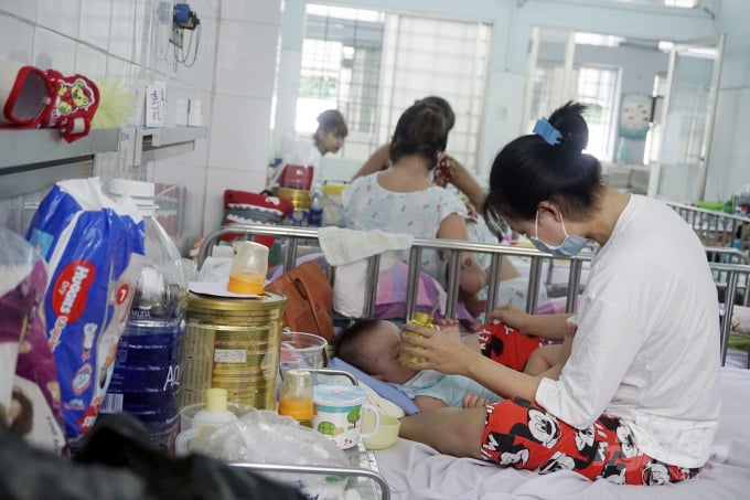 Khi trẻ có các biểu hiện sốt, đau họng và nổi ban có bọng nước cần cho trẻ đến ngay cơ sở y tế để được thăm khám và điều trị. Ảnh: Nguyễn Thủy.