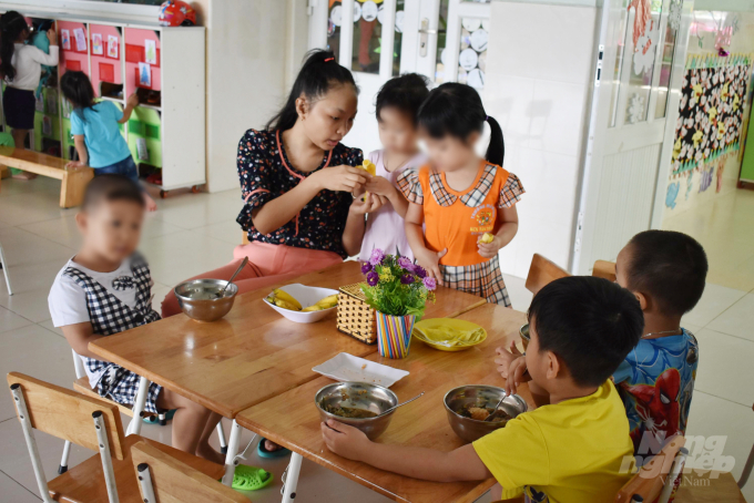 Trẻ được chăm sóc chu đáo, ăn ngủ đúng giờ. Ảnh: Thùy Lâm.
